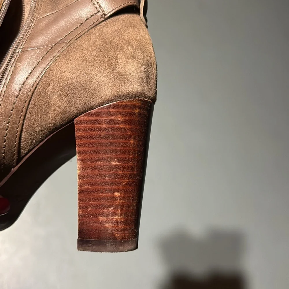 Clarks Brown 3.5” Heel Ankle Boots w Zippered Side Buckle Womens 8.5M